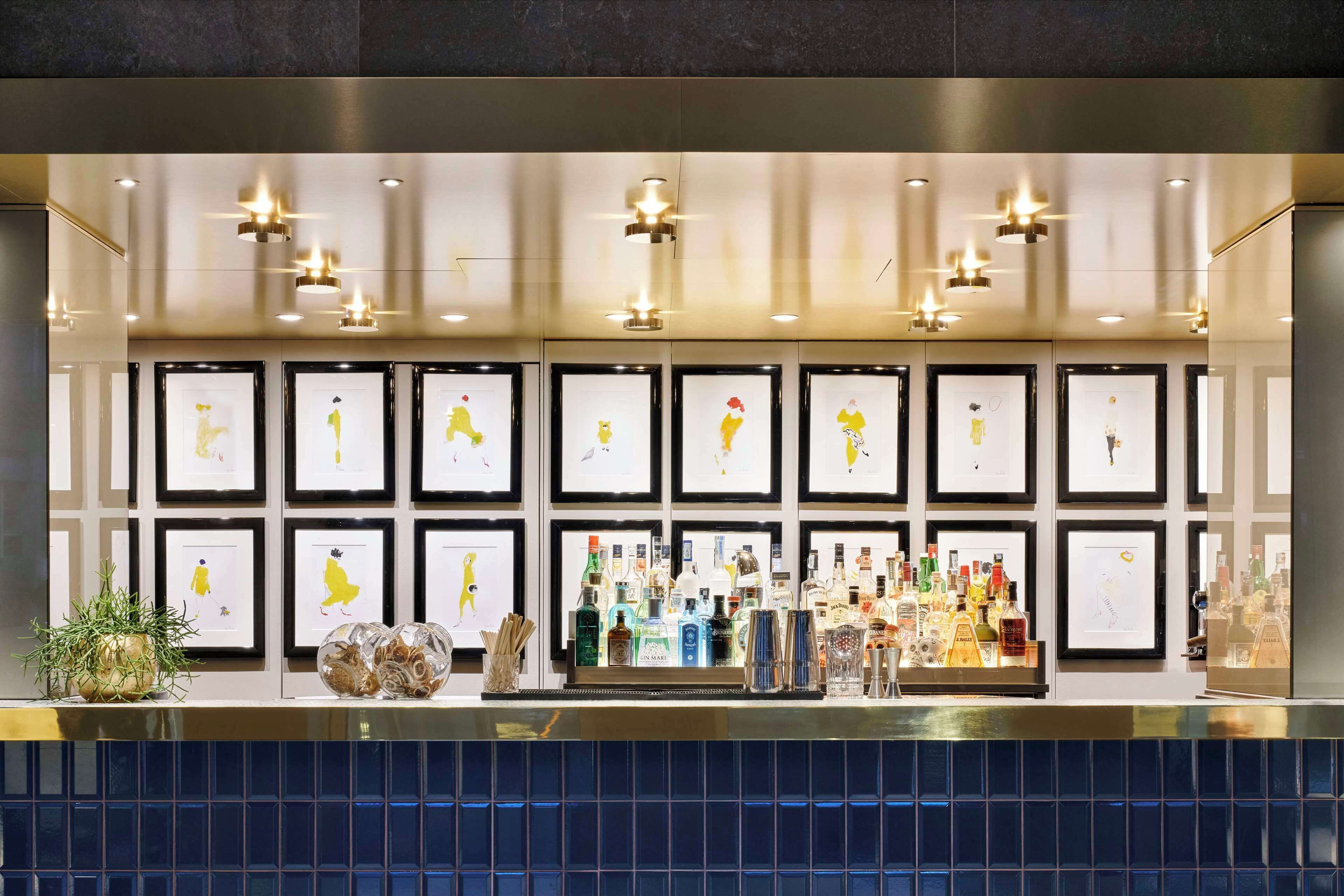 2 bars/lounges, cocktail bar, rooftop bar