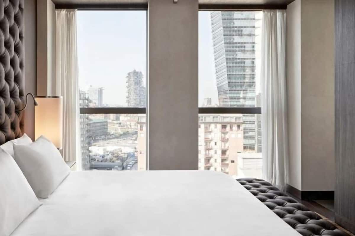 Een minibar, een kluis op de kamer, een bureau, geluiddichte muren