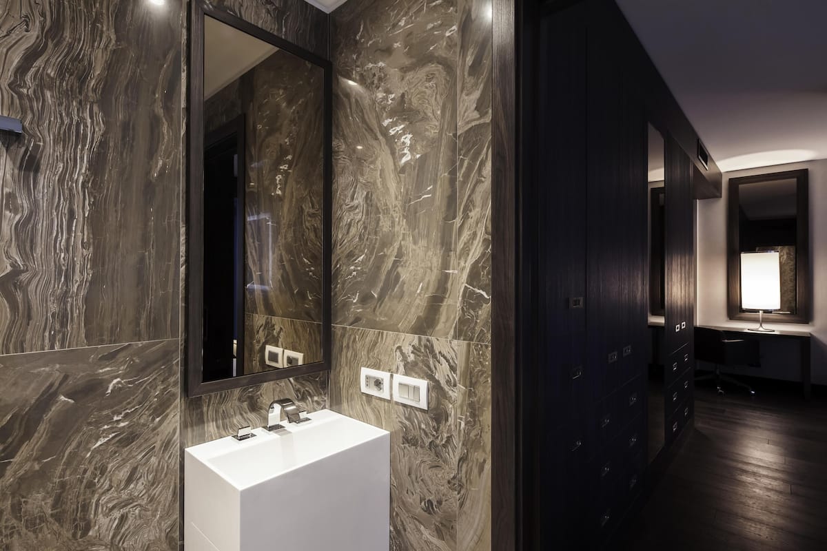 Suite Premium | Minibar, brankas, meja kerja, dan kedap suara