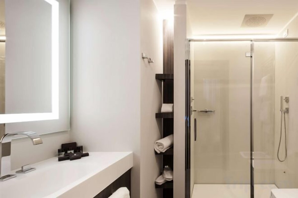 Shower, free toiletries, hair dryer, slippers