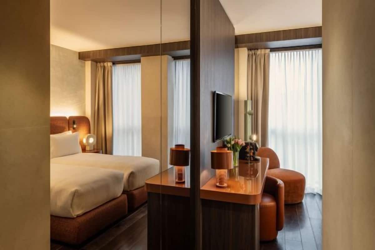 Minibar, brankas, meja kerja, dan kedap suara