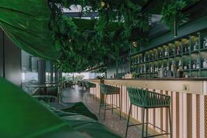 2 bars/lounges, cocktail bar, rooftop bar