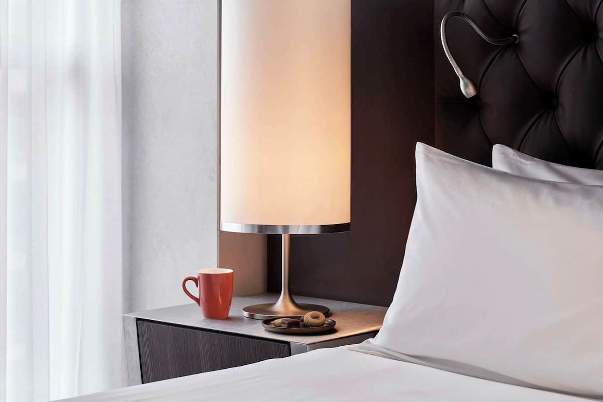 Minibar, brankas, meja kerja, dan kedap suara