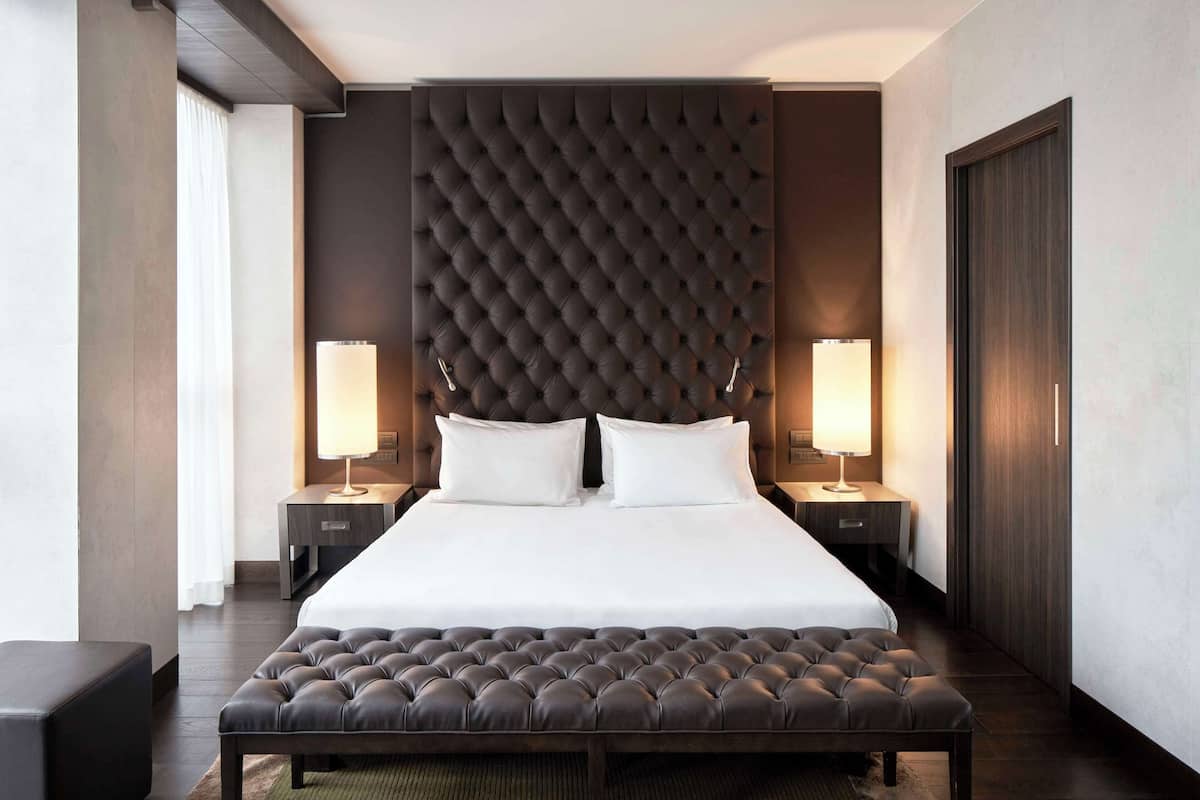 Kamar Deluks, 1 Tempat Tidur King | Minibar, brankas, meja kerja, dan kedap suara
