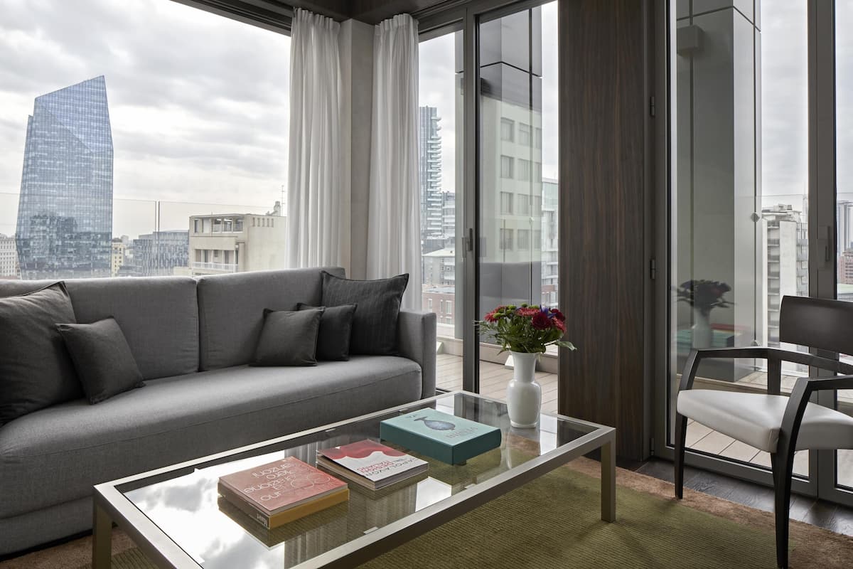 Suite (Skyline) | Minibar, brankas, meja kerja, dan kedap suara