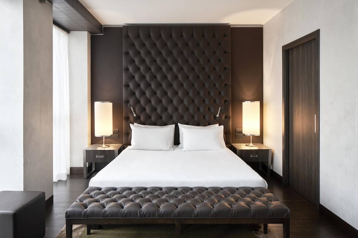 Kamar Deluks, 1 Tempat Tidur King | Minibar, brankas, meja kerja, dan kedap suara