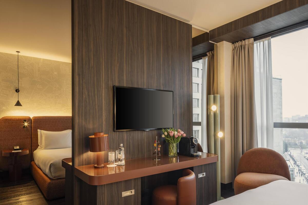Kamar, 1 Tempat Tidur King, pemandangan kota | Minibar, brankas, meja kerja, dan kedap suara