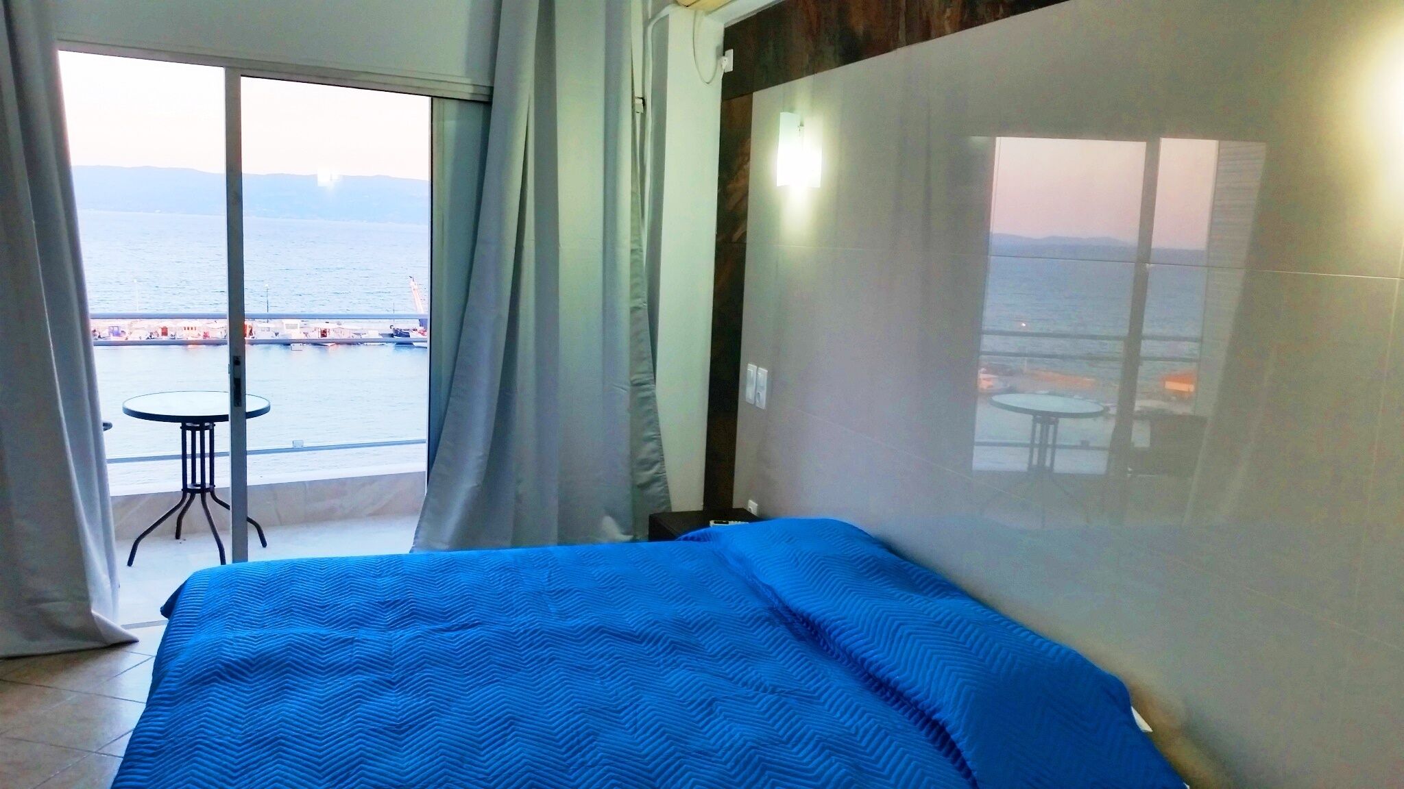 Premium bedding, minibar, desk, soundproofing