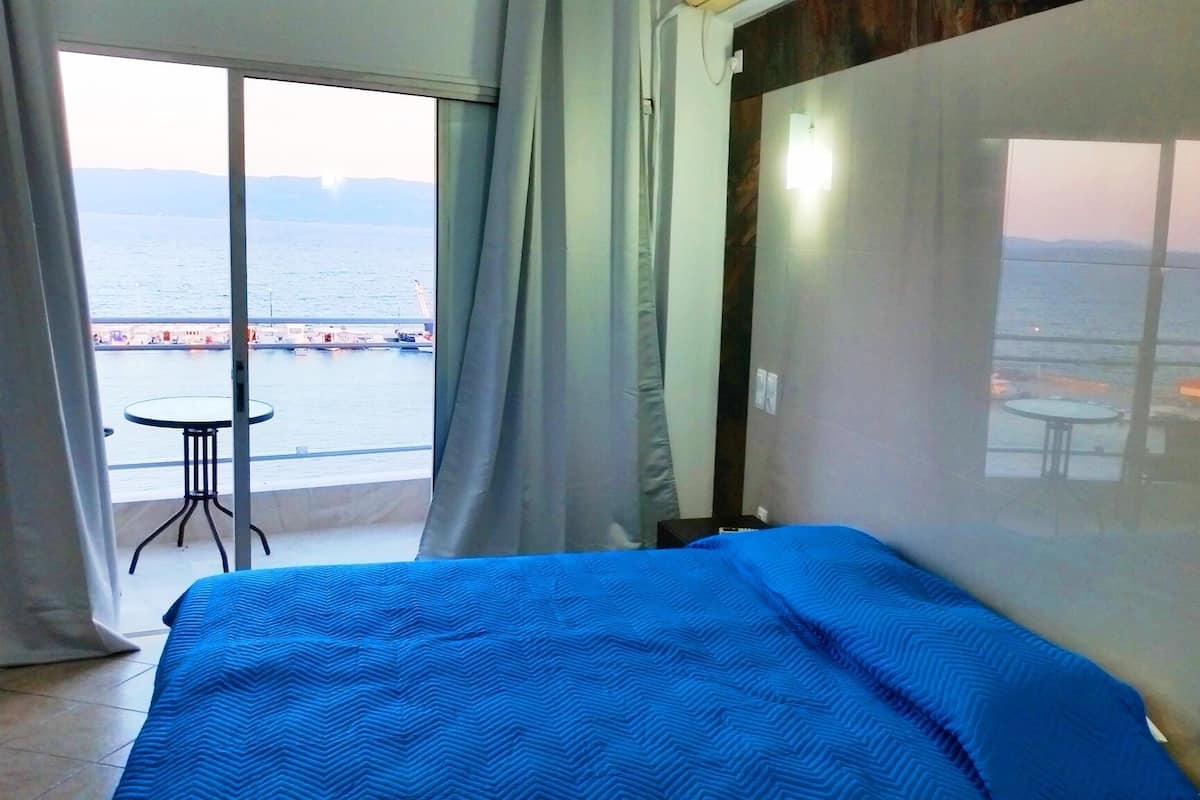Premium bedding, minibar, desk, soundproofing