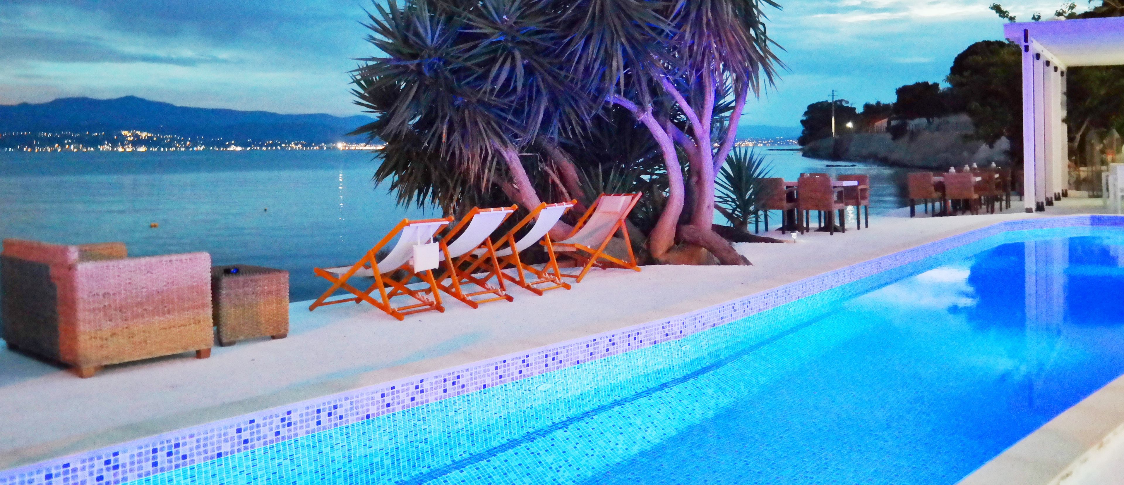 Una piscina al aire libre (de 10:00 a 19:00), tumbonas