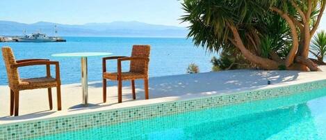 Piscina externa, funciona das 10h às 19h, espreguiçadeiras