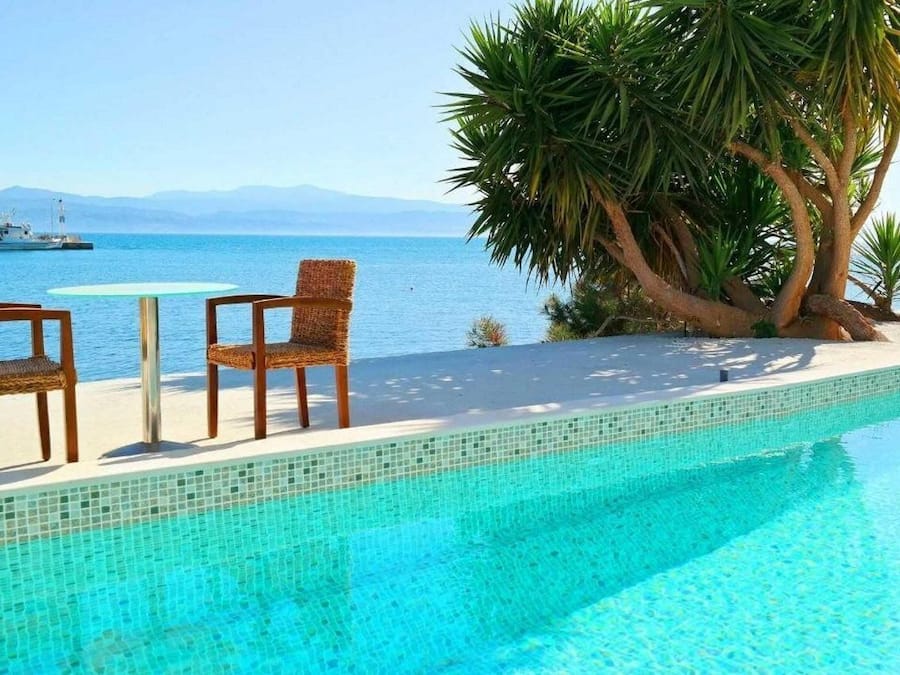 Piscine extérieure, accès possible de 10 h à 19 h, chaises longues