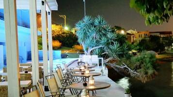 Ofereix vistes a la piscina i s'hi serveixen esmorzars, dinars i sopars