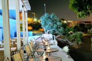 Aamiainen ja lounas; kreikkalainen keittiö, näkymät uima-altaalle