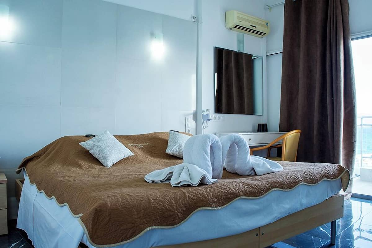 Standard Double Room, Sea View | Premium bedding, minibar, desk, soundproofing