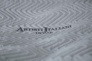 Un tissu à texture particulière orné du texte « ARTISTI ITALIANI HOME ».