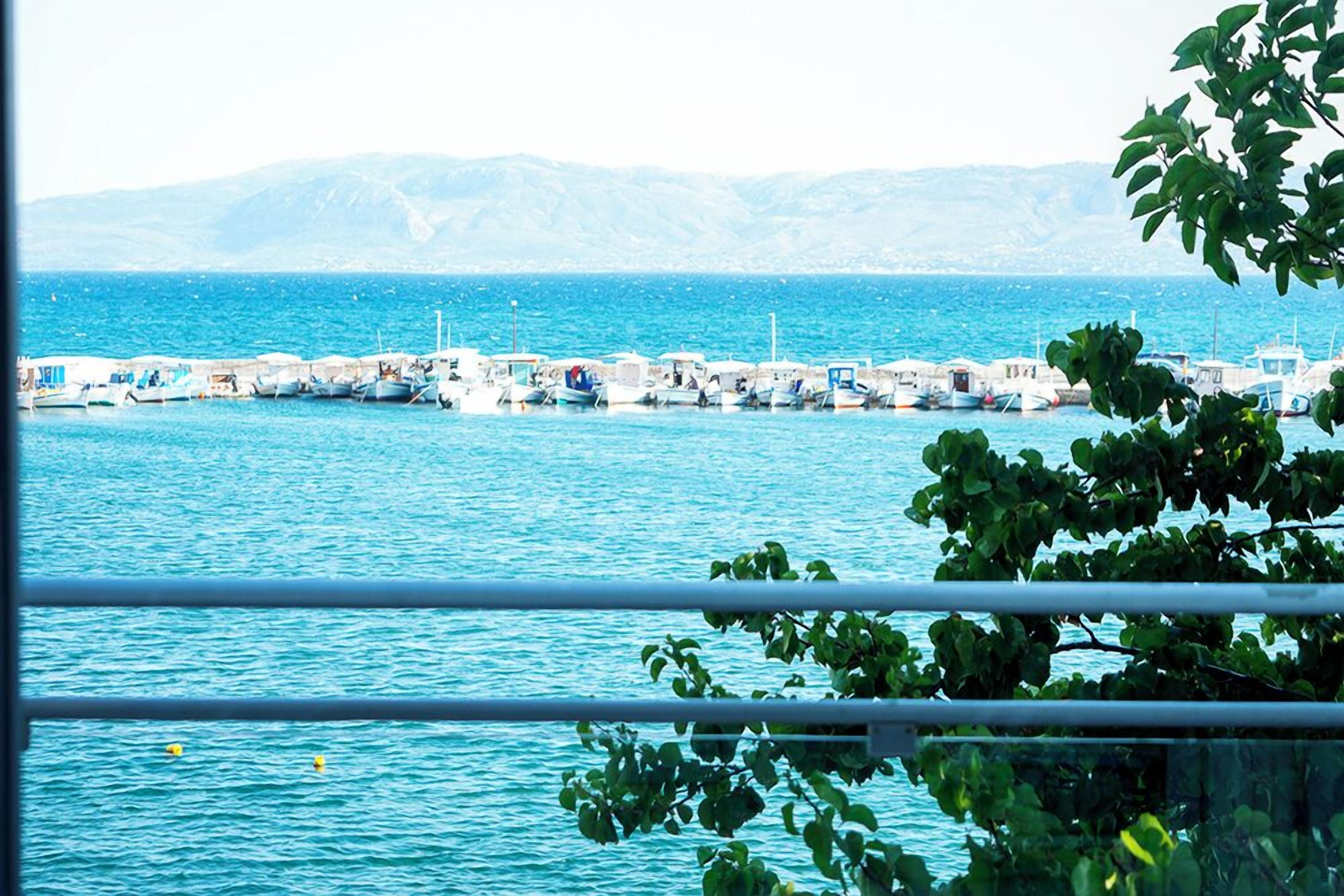 Premium bedding, minibar, desk, soundproofing