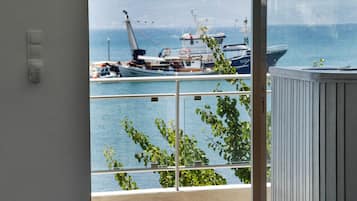 Un interior moderno con un amplio ventanal con vistas a un puerto deportivo.
