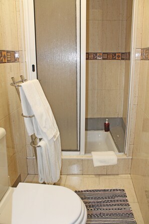 Standard Double Room | Bathroom | Rainfall showerhead, free toiletries, hair dryer, bidet - Residencial Paranhos (Porto)