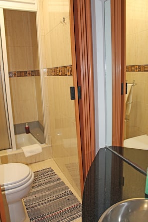 Quarto casal standard | Banheiro | Chuveiro com efeito de chuva, produtos de toalete grátis