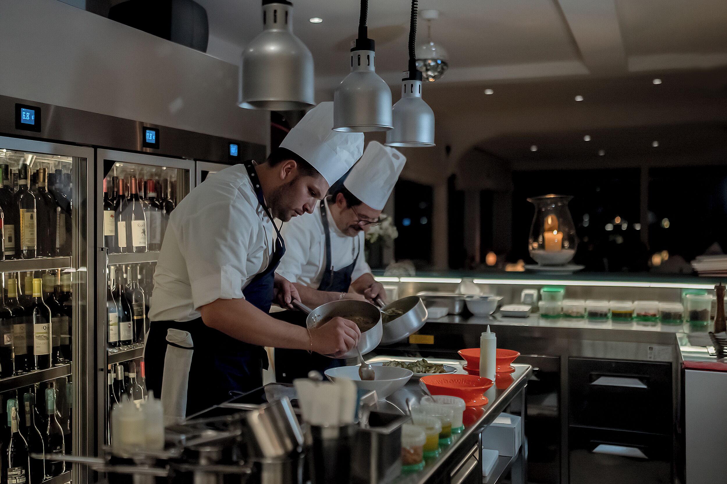 2 restaurants, lunch, dinner served; regional cuisine