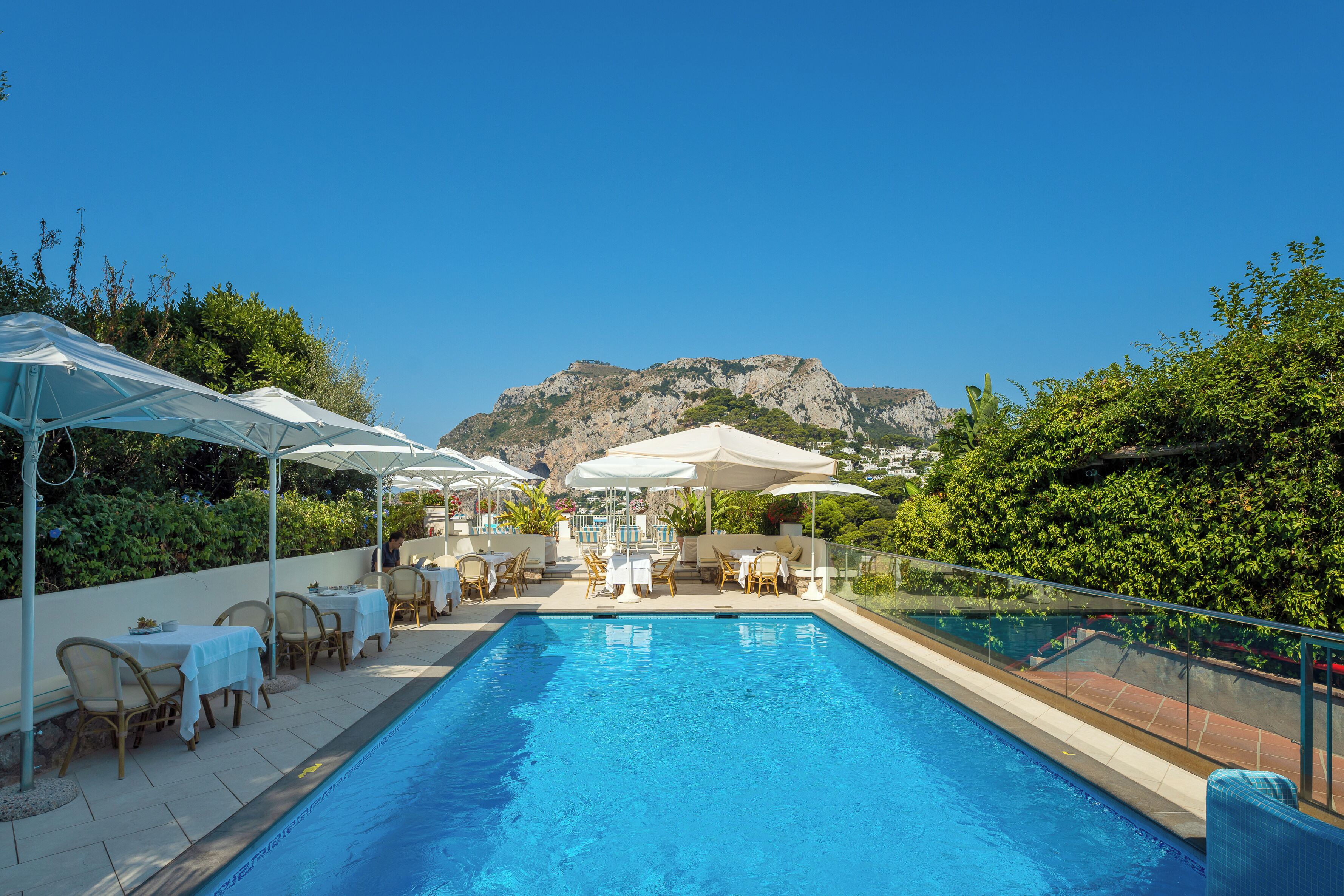 Utendørsbasseng, bassengparasoller og solsenger