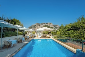 Piscine extérieure, parasols de plage, chaises longues