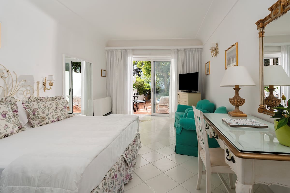 Chambre classique avec terrasse et vue sur le jardin