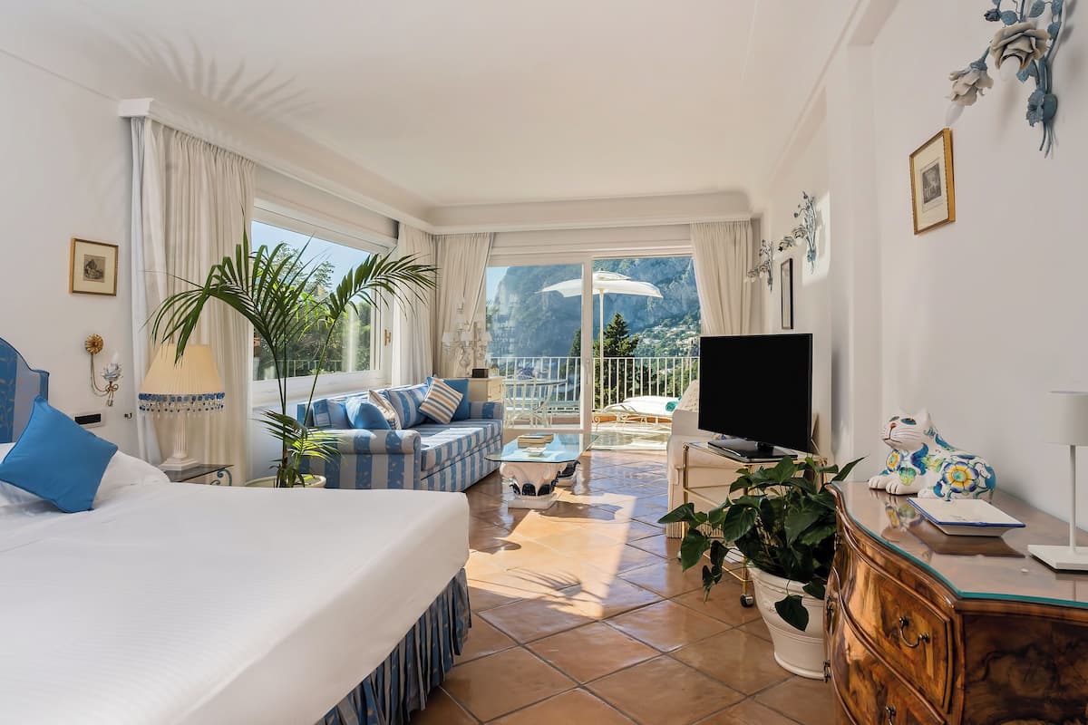 Deluxe Junior Suite, Partial Sea View | 高級寢具、迷你吧、客房內保險箱、書桌