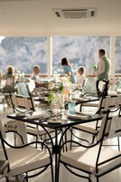 2 restaurantes; se sirve almuerzo y cena; cocina regional