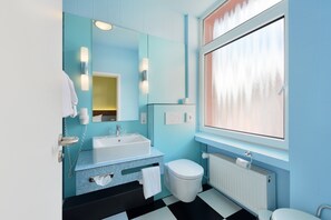 Habitación de diseño con 1 cama doble o 2 individuales, 1 habitación, no fumadores | Baño | Ducha, artículos de higiene personal gratuitos y secador de pelo