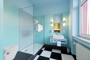 Habitación individual de diseño, 1 habitación, no fumadores | Baño | Ducha, artículos de higiene personal gratuitos y secador de pelo