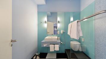 Design Single Room, 1 Bedroom, Non Smoking | Bathroom | Shower, free toiletries, hair dryer, towels