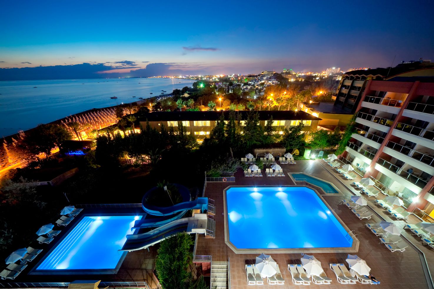 2 utomhuspooler, parasoller och solstolar