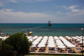 Plage privée, chaises longues, parasols, serviettes de plage
