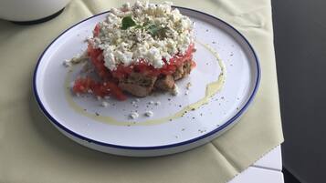 Un plato con comida sobre un mantel.
