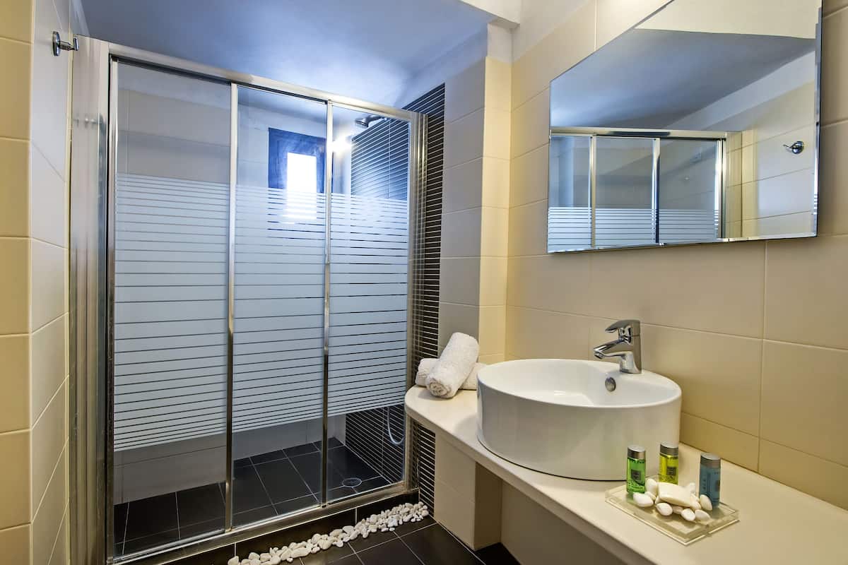 double room, balcony, sea view (& garden view) | bathroom | shower, free toiletries, hair dryer, bathrobes