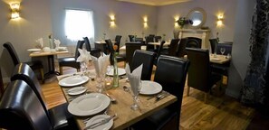 Breakfast, lunch, dinner served; local cuisine  - Hotel Castlepollard (Castlepollard)