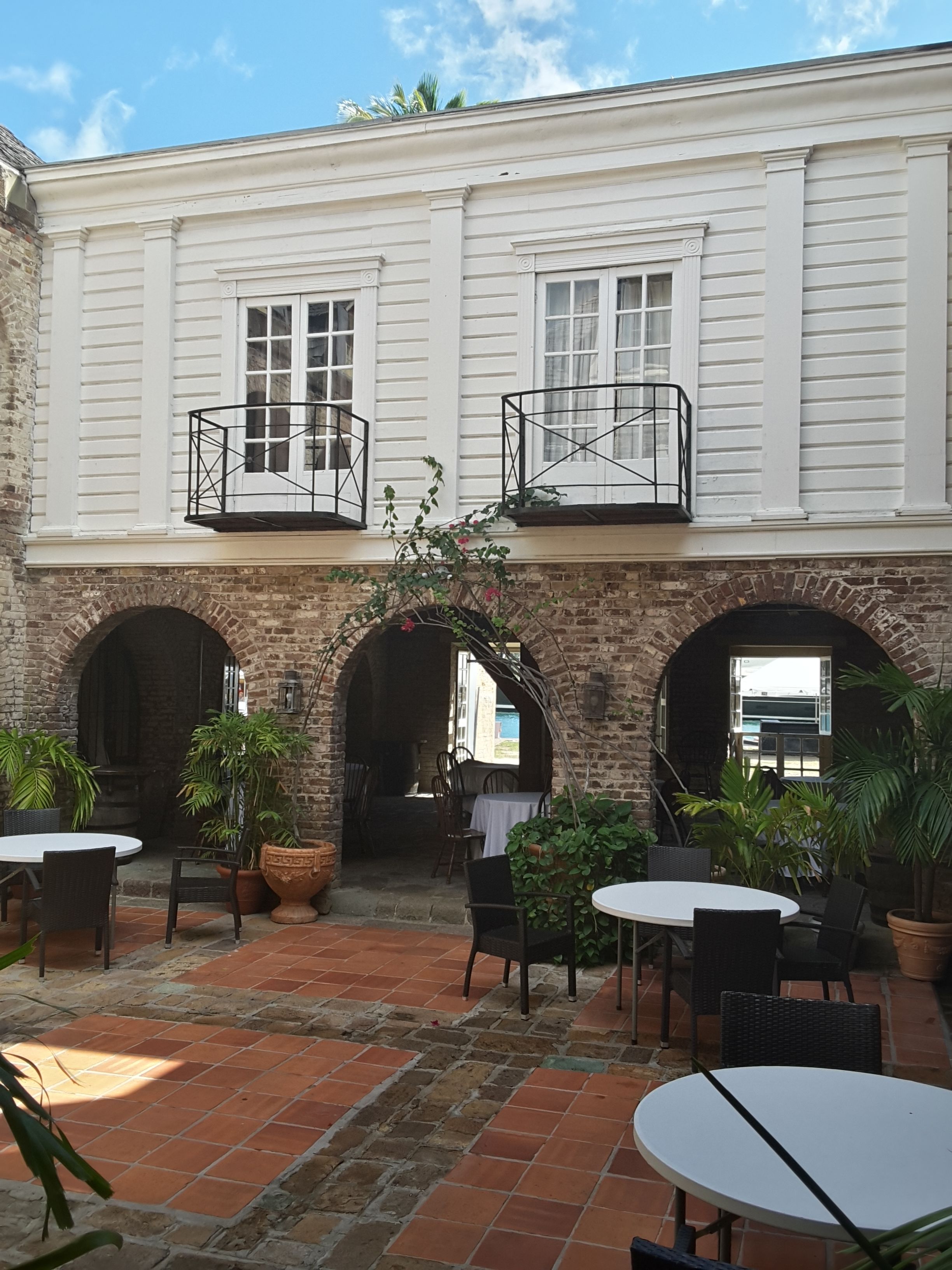 breakfast, lunch, brunch served; international cuisine