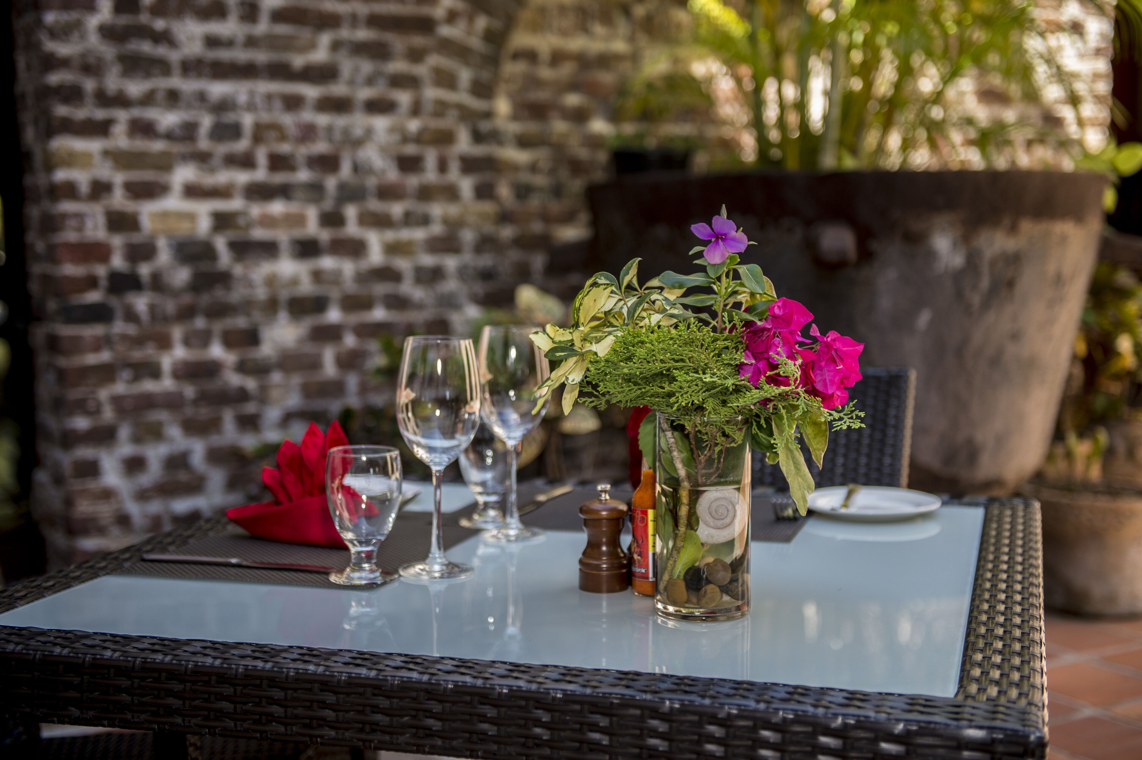 breakfast, lunch, brunch served; international cuisine