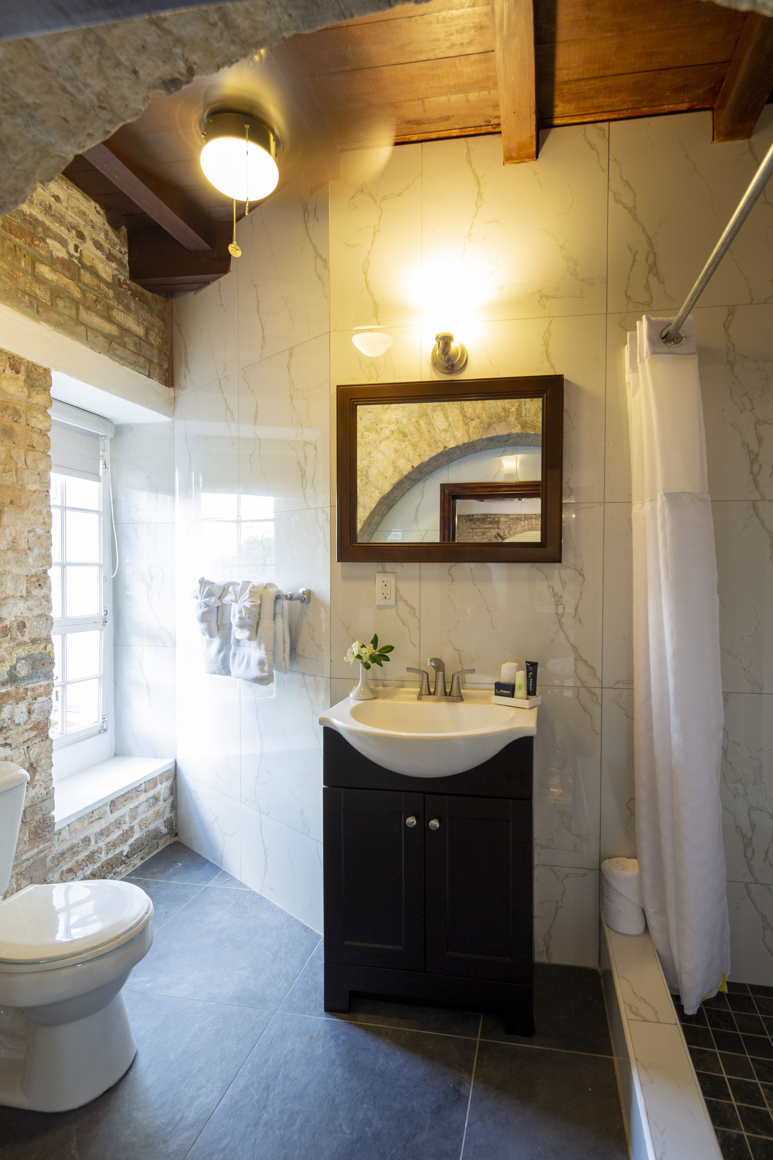 contemporary studio (continental breakfast included) | bathroom | shower, free toiletries, hair dryer, bathrobes