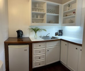 Georgian Suite (Continental Breakfast Included) | Private kitchen
