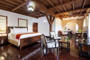 Contemporary Studio (Continental Breakfast Included) | Wohnbereich