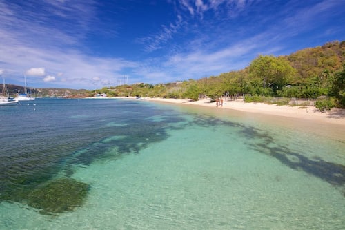 Beach nearby, white sand, 2 beach bars