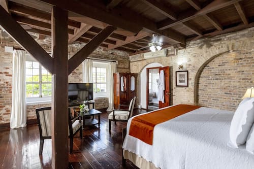 Contemporary Studio (Continental Breakfast Included) | Coffre-fort, décor unique, système d’insonorisation