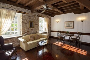 Contemporary Suite (Continental Breakfast Included) | Wohnbereich