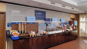 Zona de petit esmorzar amb seccions indicades per fruita, cereals, plats calents i aperitius.