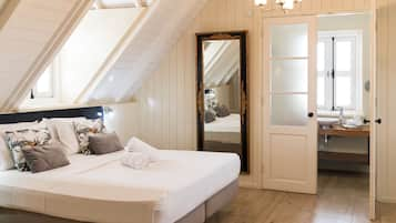 Triple Room (Queen) | Minibar, in-room safe, iron/ironing board, rollaway beds