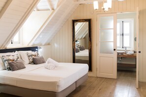 Driepersoonskamer (Queen) | Een minibar, een kluis op de kamer, een strijkplank/strijkijzer