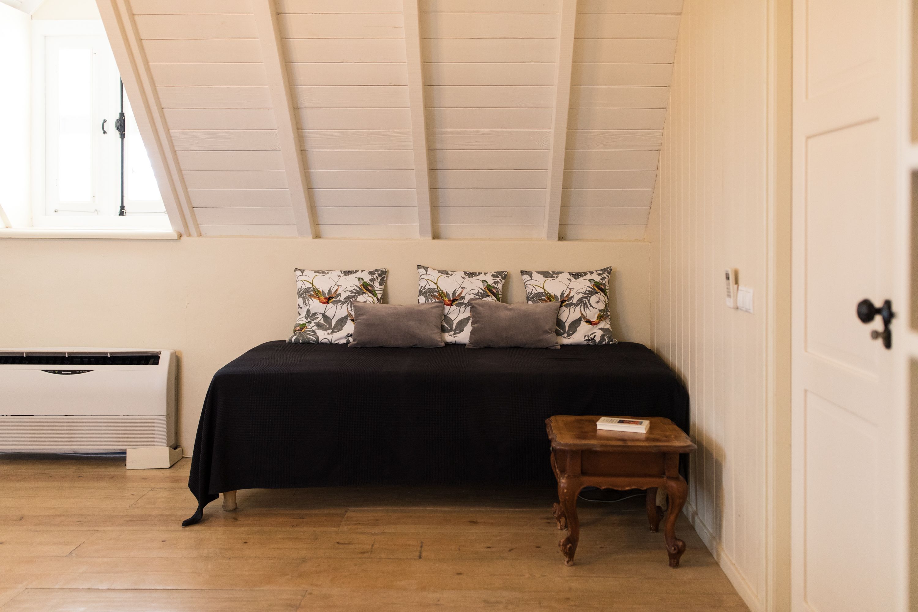 triple room (queen) | 1 bedroom, minibar, in-room safe, iron/ironing board